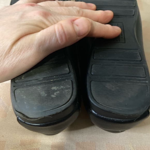 Jones New York Black Leather Loafers with Decorative Vamp - Picture 6 of 6